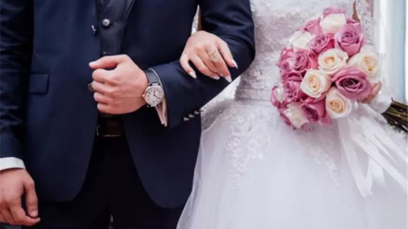 آخر تقاليع كورونا.. صدمة غير متوقعة لعريس في يوم زفافه