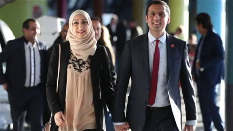 أنس سروار.. معلومات خاصة عن أول مسلم يتولى زعامة حزب سياسي كبير في بريطانيا