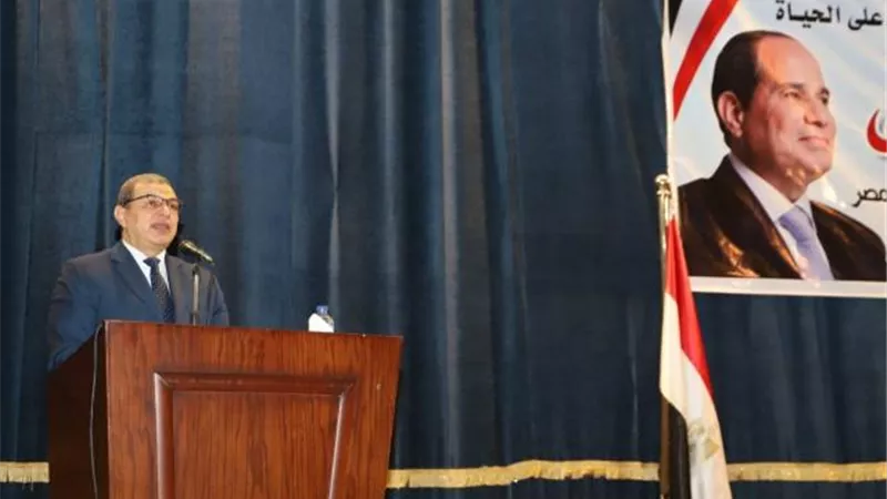 منها صرف 43مليون و500ألف جنيه.. وزير القوى العاملة يقدم منح ووثائق تأمينية للعمالة غير المنتظمة