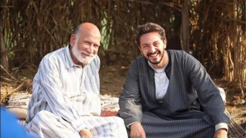 شاهد.. أحدث ظهور لـ أحمد خليل برفقة يوسف عثمان من كواليس ”ورا كل باب”