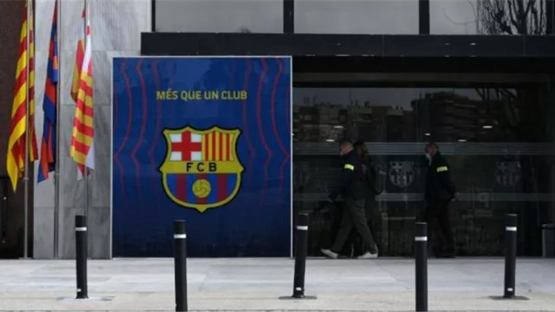 الشرطة تداهم مقر نادي برشلونة وتستجوب بارتوميو