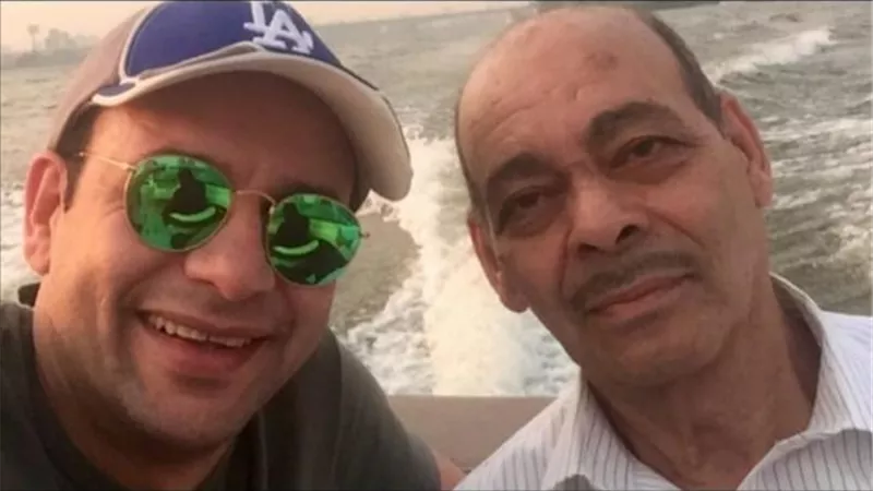 ”السند والقدوة”.. رسالة خاصة من مصطفى قمر لوالده في عيد ميلاده