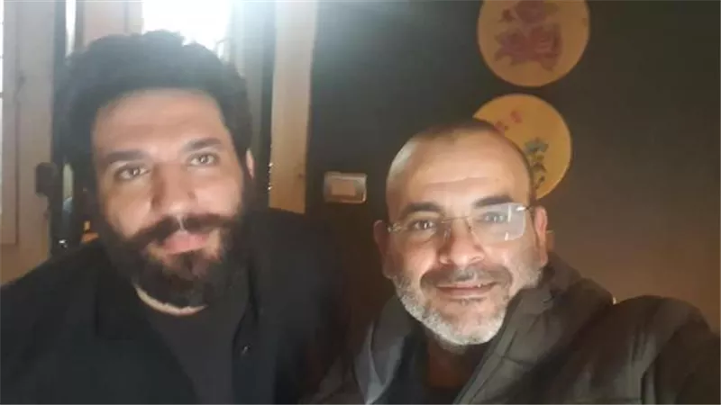 الحزن يخيم على وجه حسن الرداد حزنا على والدته في أحدث ظهور.. صور