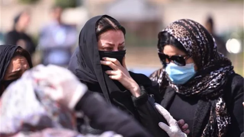 ”أمي سابتني”.. انهيار رضوى الشربيني في جنازة والدتها.. وتجمهر العشرات حولها رغم إصابتها بكورونا