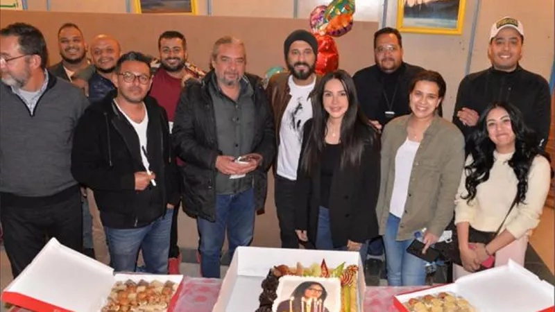 فريق عمل مسلسل ”كوفيد 25” يحتفلون بعيد ميلاد زوجة يوسف الشريف.. صور