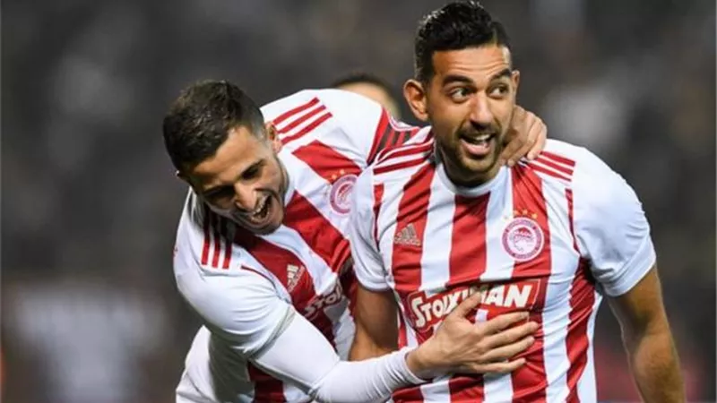 كوكا يقود أولمبياكوس لنصف نهائي كأس اليونان
