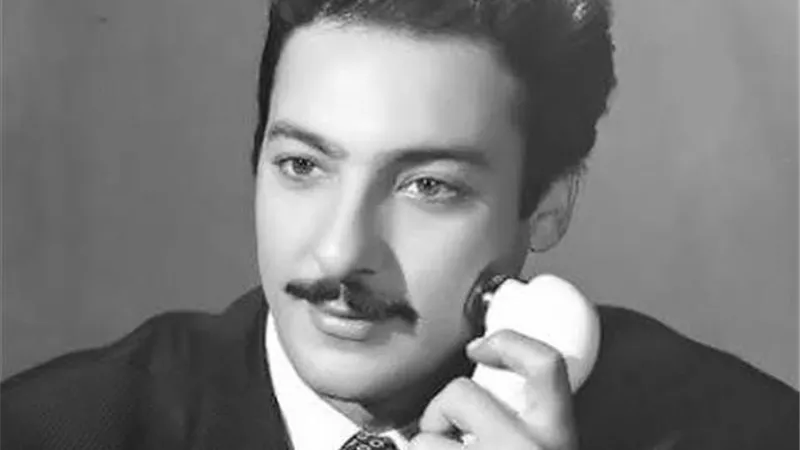 من صندوق الذكريات.. صورة نادرة لـ رشدي أباظة في أواخر أيامه وهو يقرأ القرآن
