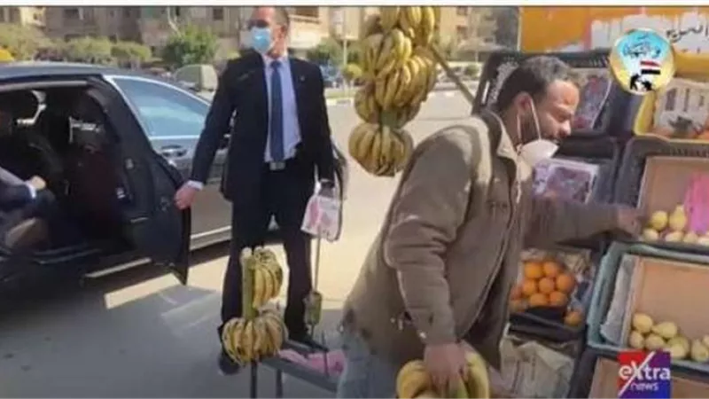 السيسي أمر بعلاجه ..بائع فاكهة يكشف تفاصيل حواره مع الرئيس