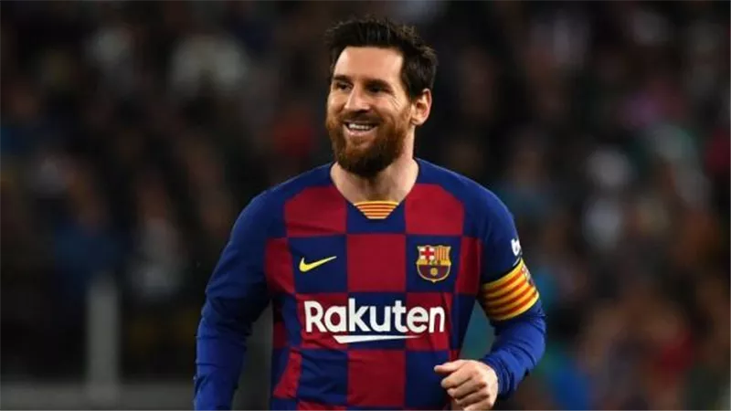 بالصور.. ميسي يدلي بصوته في انتخابات برشلونة