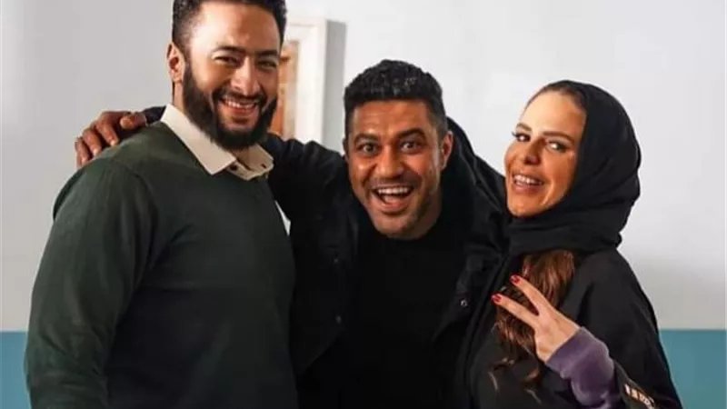 حمادة هلال ودنيا عبد العزيز ومحمد عز في كواليس تصوير ”المداح”