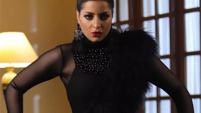 مني فاروق تثير الجدل بفيديو مخل للأداب والجمهور يهاجمها