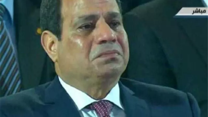 فاضت دموعه .. هكذا تأثر الرئيس السيسي بحديث أسر الشهداء فى الاحتفال بيوم الشهيد