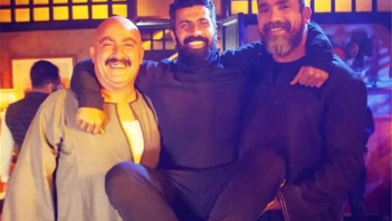 أحمد السقا وأمير كرارة يداعبان محمد سامي في كواليس مسلسل ”نسل الأغراب”