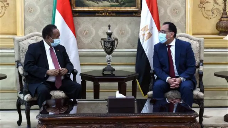 في زيارة رسمية .. مدبولي يستقبل حمدوك بمطار القاهرة