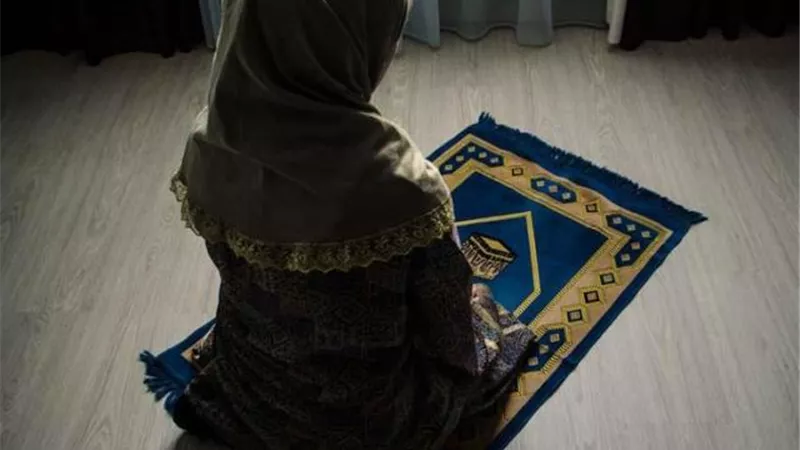 «فيديو» إذا لم تر المرأة علامة الطهر إلا حينما استيقظت وقت الظهر فهل يجب عليها قضاء الفجر أم تصلي الظهر؟