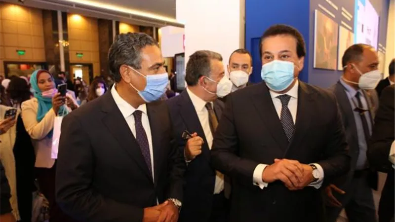 بالصور .. وزير التعليم العالي يتفقد معرض إيديوجيت 2021