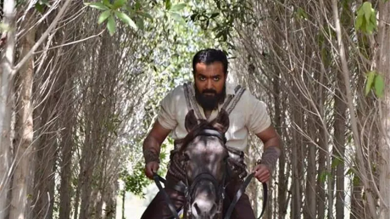 شاهد .. حسن عيد بـ”لوك” غريب  من كواليس فيلم ”كومانچى”