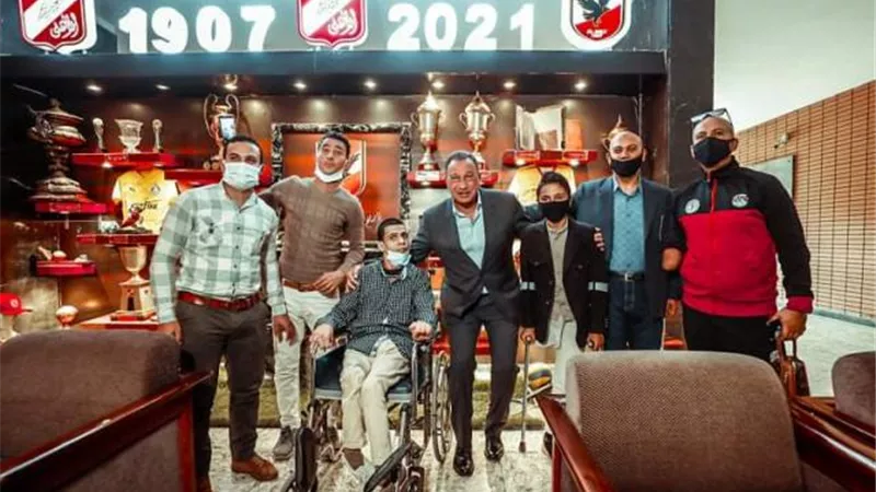 الخطيب يحقق أمنية مشجعان ويستقبلهما في الأهلي