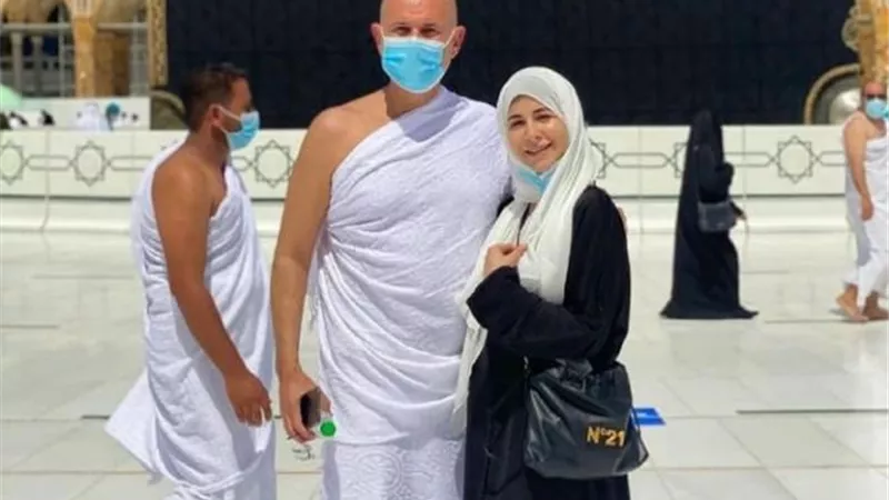 بملابس الإحرام.. ملك قورة تؤدي مناسك العمرة بصحبة والدها
