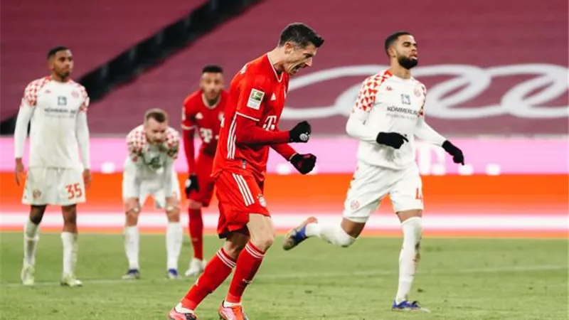 ليفاندوفسكي يؤكد عدم التفكير في الاعتزال ويتوقع الاستمرار في القمة لأعوام
