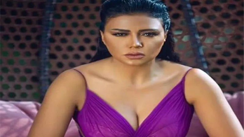 شاهد.. وصلة رقص مثيرة لـ رانيا يوسف بفستان موف جريء (فيديو)