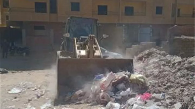 صور.. رفع 150 طن مخلفات من أراضي فضاء بهضبة الأهرام وشن حملات مكبرة لضبط ”التوك توك”