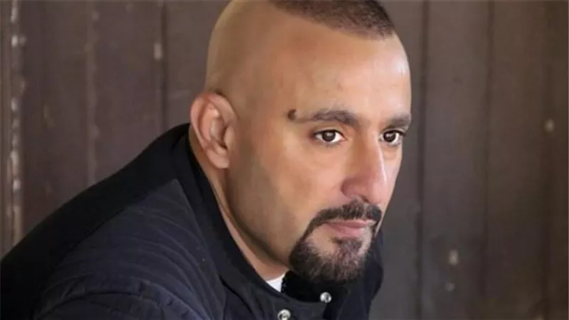 أحمد السقا يروج لمسلسل ”نسل الأغراب” بـ”لوك” غريب