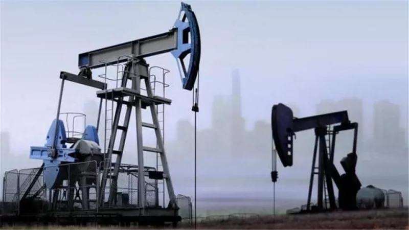 النفط يواصل الخسائر وخام برنت يتراجع 1.7%