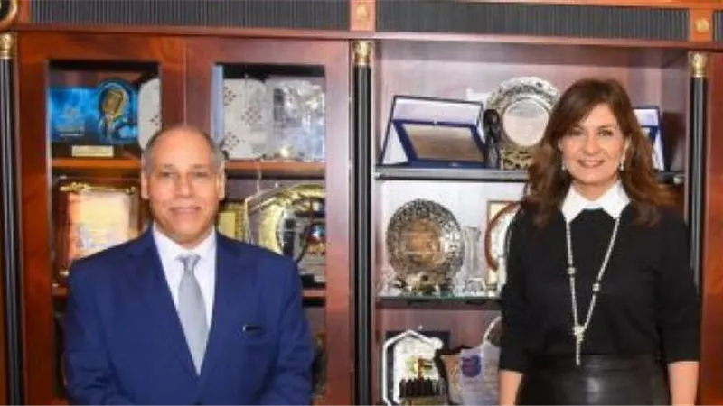 وزيرة الهجرة تكرم مواطنا مصريا أنقذ سكان مبنى بميلانو من حريق كبير
