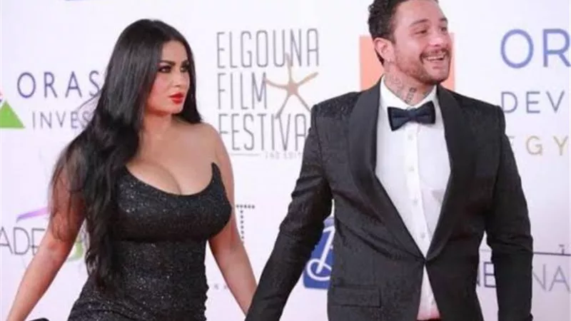 من غير ”بوس” .. أحمد الفيشاوي بإطلالة رومانسية مع زوجته علي البحر