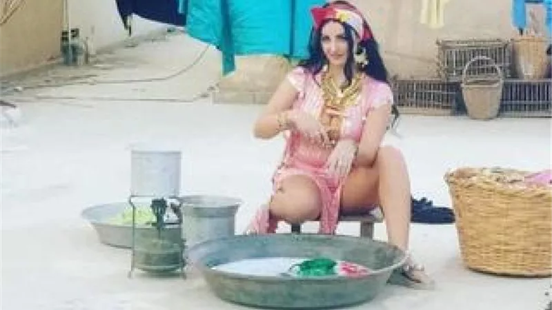 بالجلابية البلدي.. صافيناز في جلسة تصوير فاضحة تشعل مواقع التواصل (صور)