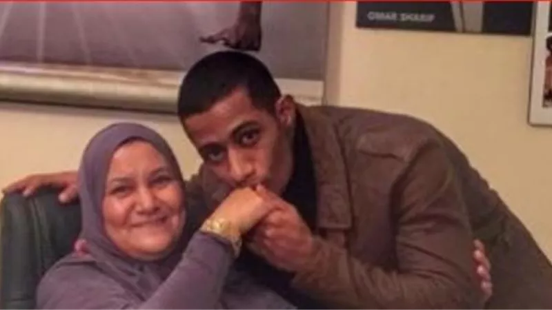 محمد رمضان يحتفل مع والدته بعيد الأم: كل سنة وكل إبن أمه راضية عنه