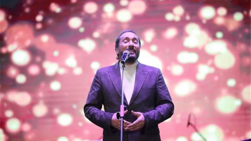 علي الحجار يحتفل بعيد الأم في مسرح الزمالك ويغازل زوجته بأغنية رومانسية