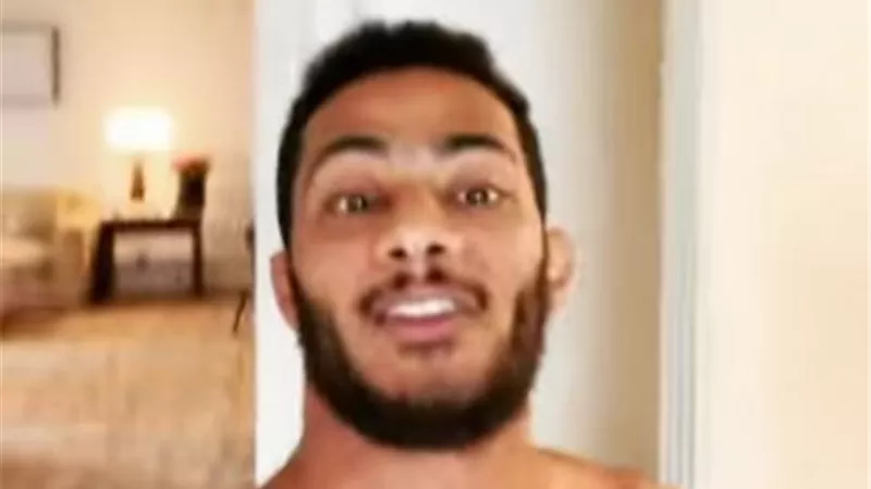 محمد رمضان : الدكتور مانعنى البس هدومي ولازم أفضل عريان علشان أخف