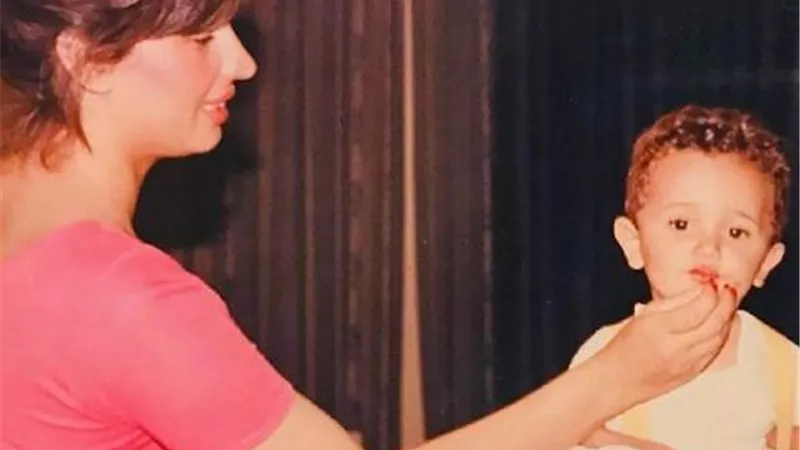 كريم محمود عبد العزيز يحتفل بعيد الأم مع والدته بصورة نادرة في طفولته
