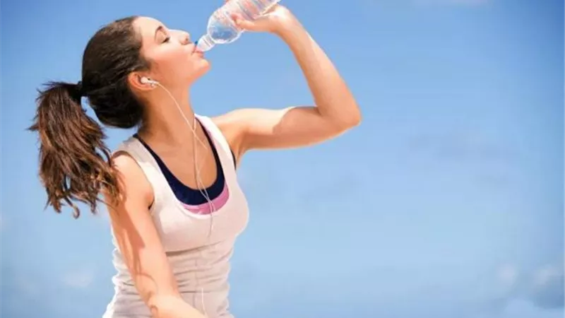 بمناسبة اليوم العالمي للمياه.. كل ما تريدين معرفته عن كيفية شرب الماء خلال النهار