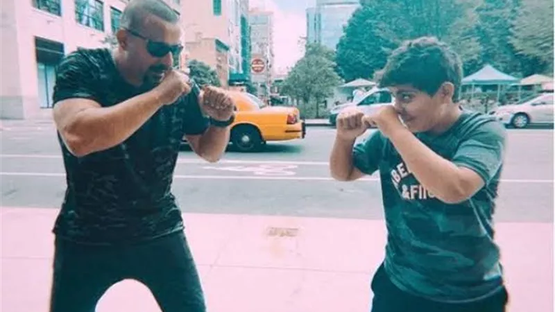 طوارئ فى منزل أحمد السقا بسبب إصابة نجله بكورونا