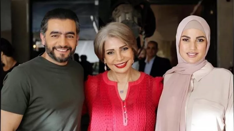 درة تظهر بالحجاب برفقة هاني سلامة وسوسن بدر في كواليس ”بين السما والأرض”