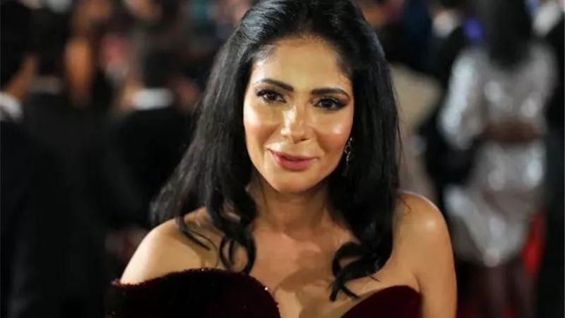 منى زكي تدخل في معسكر مغلق في الفيوم من أجل ”لعبة نيوتن”