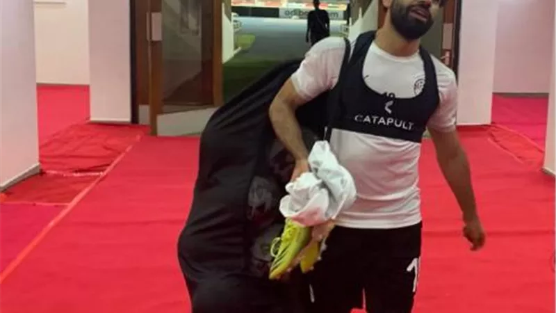 صلاح يحمل الكرات فى مران المنتخب استعدادا لمواجهة كينيا