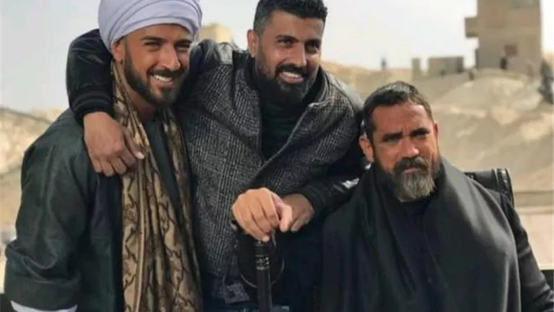 محمد مهران برفقة أمير كرارة ومحمد سامي في كواليس مسلسل ”نسل الأغراب”
