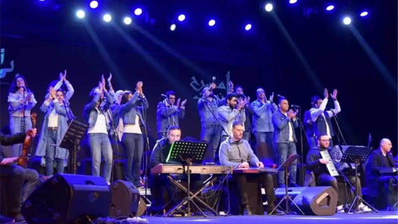 بالصور.. ”أيامنا الحلوة” تعيد إحياء نوستالجيا الزمن الجميل وجيل التسعينات على مسرح الزمالك