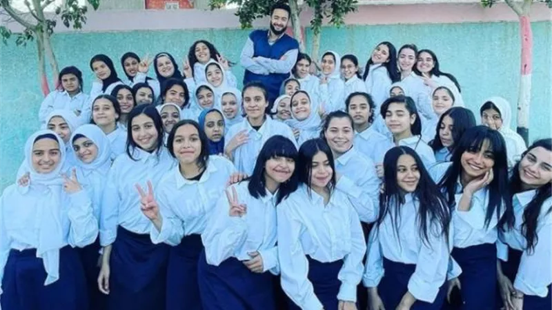 حمادة هلال بصحبة طلبة ثانوية في أحدث ظهور: المدرس الفرفوش رزق
