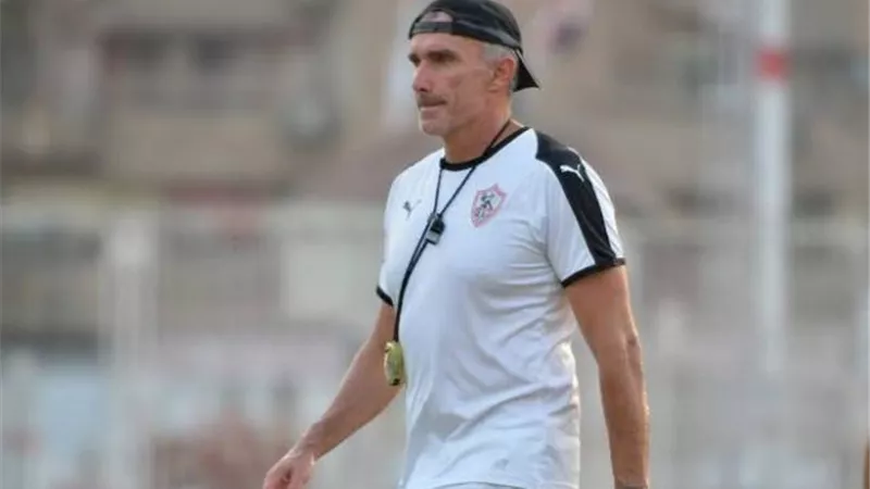 جلسة هامة لـ كارتيرون مع لاعبي الزمالك.. تعرف على السبب