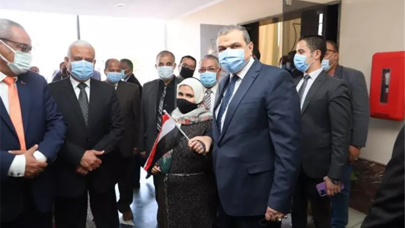 صور.. وزير القوى العاملة ومحافظ السويس يسلمان عقود عمل لذوي الهمم