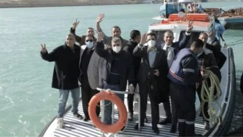 رئيس هيئة قناة السويس يحتفل بوصول السفينة البنمية لبحيرات الإسماعيلية