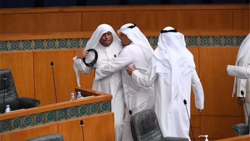 بالصور..اشتباك بالأيدي داخل مجلس الأمة الكويتي