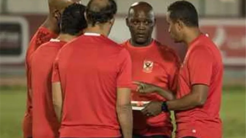موسيماني يناقش مع الجهاز المعاون الاستعداد لمباراة المريخ