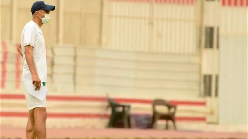 كارتيرون يصحح أخطاء لاعبي الزمالك قبل مواجهة بطل الجزائر