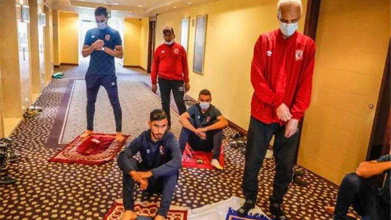 بعثة الأهلي تؤدي صلاة الجمعة في فندق الإقامة بالخرطوم